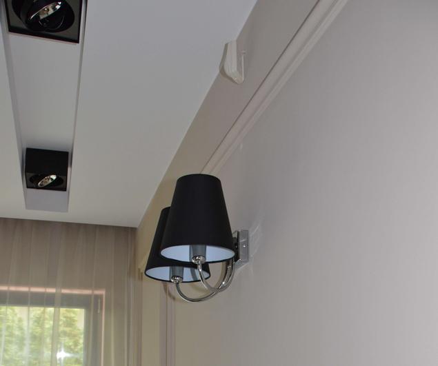 Białe lampy stojące i wiszące – stonowana aranżacja biura