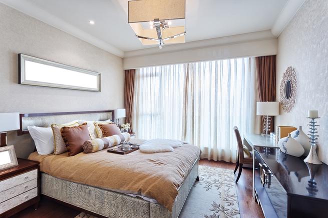 Elegancka sypialnia w stylu glamour