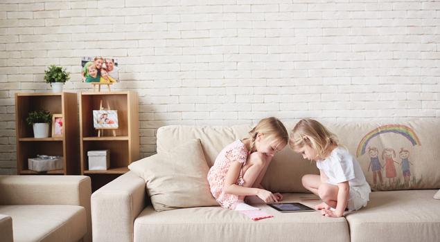 Nowoczesna sofa do salonu – jak wybrać sofę dla rodziny z dziećmi