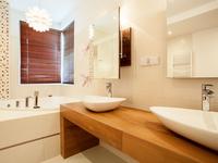 Jasna łazienka ocieplona drewnem – elegancka aranżacja